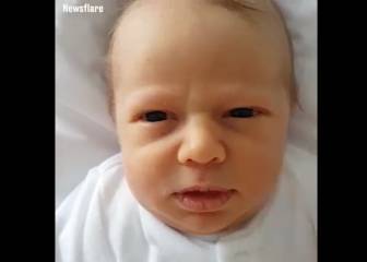 Este bebé siendo despertado nos representa a todos un lunes por la mañana