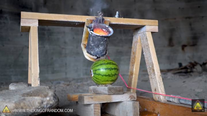 Este youtuber echa sal fundida a una sandía y el resultado no tiene precio