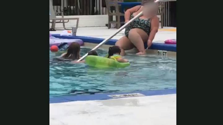 Graban a una mujer depilándose las piernas en una piscina pública