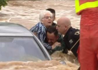 Un reportero de Antena 3 pasa a la acción en el rescate de tres personas por las lluvias