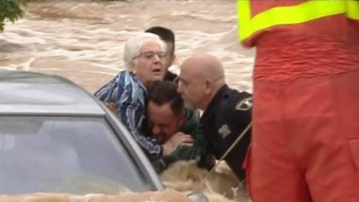 Un reportero de Antena 3 pasa a la acción en el rescate de tres personas por las lluvias