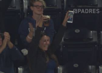 Se le coló una pelota de béisbol en la cerveza y su reacción no tiene desperdicio