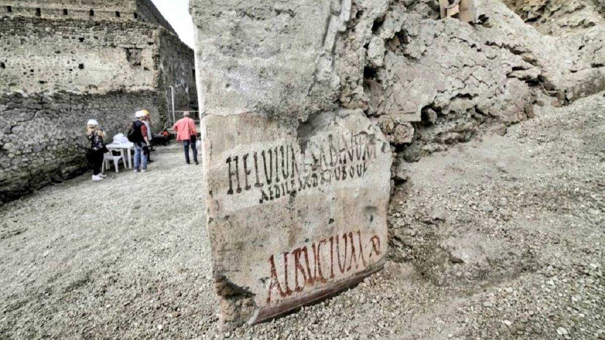 Стены помпеи. Граффити Помпеи. Граффити раскопки Помпей. Вывески Помпеи.