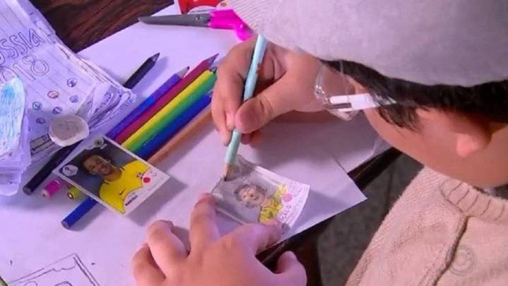 Este niño no tenía dinero para el álbum del Mundial, así que creó sus propias estampas