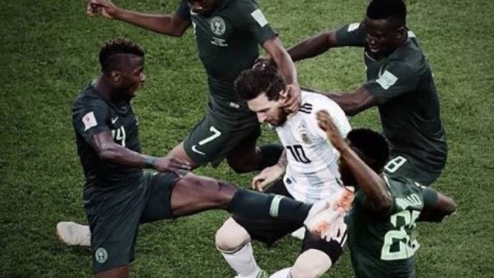 Esta imagen de Messi a lo Oliver rodeado de futbolistas nigerianos es un montaje
