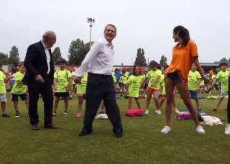 El alcalde de Vigo sorprende al público haciendo el baile de moda (a su ritmo)