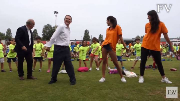 El alcalde de Vigo sorprende al público haciendo el baile de moda (a su ritmo)