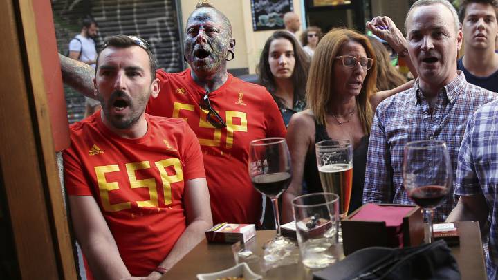 Así se vive el último partido de España en el Mundial desde un bar de carretera