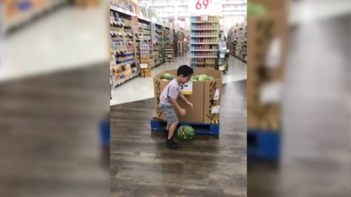 Este niño intentando coger una sandía resume tu vida en tres segundos