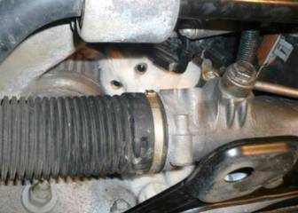 El épico rescate de un gato de dentro del motor de un coche (y es más común de lo que parece)