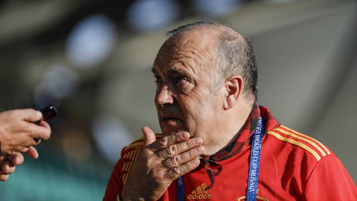 Así se toma Twitter que Manolo el del Bombo no viaje más con la Selección Española