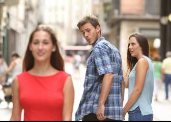 Pide que le hagan una foto y acaba imitando (sin querer) al meme del año