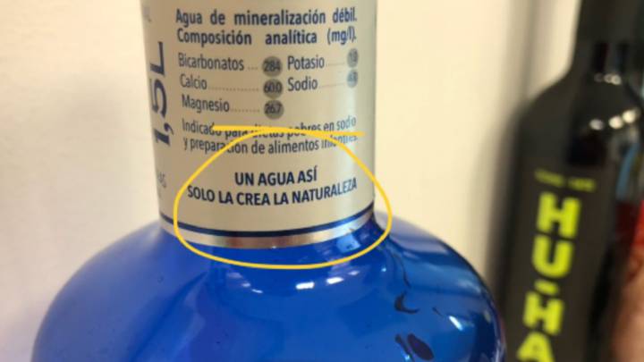 Bromas en Twitter por la obviedad que pone en esta botella de agua