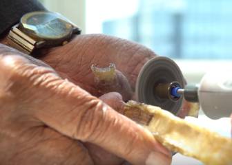 El hombre con las uñas más largas del mundo se las ha cortado por fin