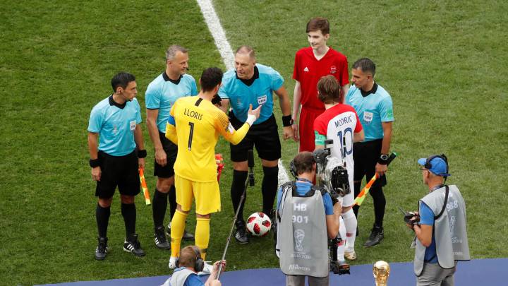 "¿Rusia o Coca-Cola?": La curiosa pregunta del árbitro de la final del Mundial