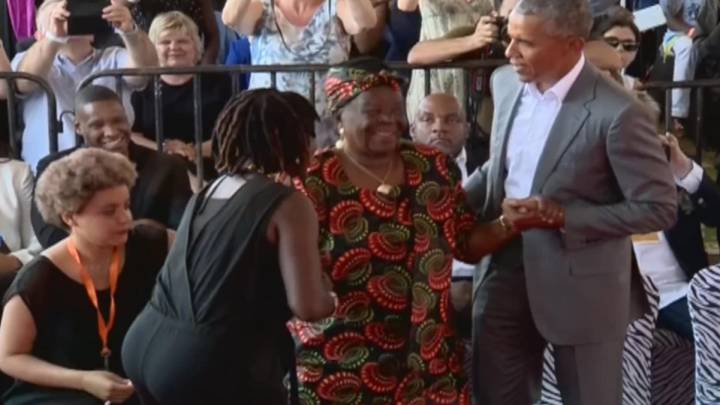 Obama visita Kenia y se marca un baile 'épiko' con su abuela