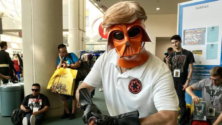 Mark Hamill y su disfraz de 'Darth Trump' en la Comic-Con de San Diego