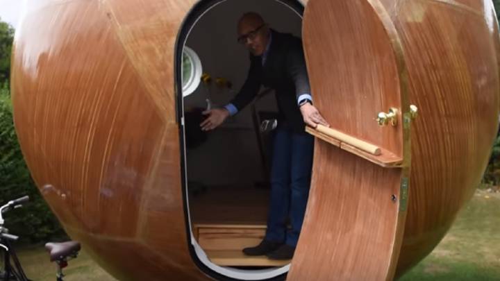 Esta casa esférica cuesta 23.500 euros, pero no tenemos claro que sea muy útil