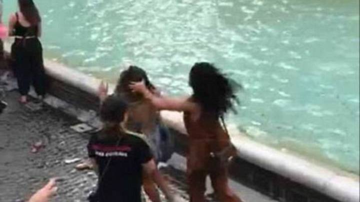 Dos turistas se pelean por tener el mejor selfie en la Fontana di Trevi