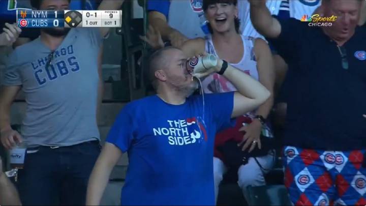 Se coló una pelota de béisbol en su cerveza y tuvo la mejor reacción posible