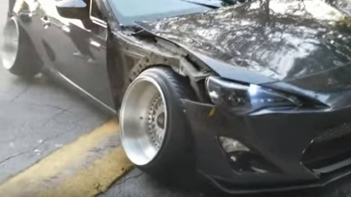 Tunea su coche hasta el punto de que no puede pasar un resalto de velocidad