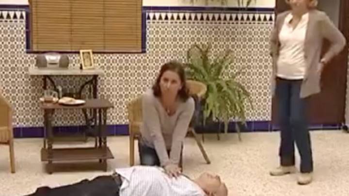Si alguien sufre un infarto, sigue 'La Macarena': la lección (muy seria) de una TV andaluza