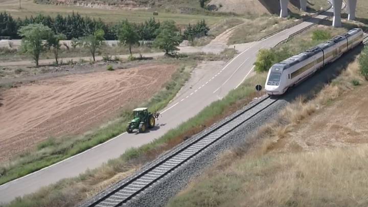 ¿Un tractor más rápido que un tren? Solo es posible en Teruel