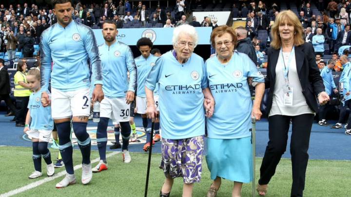 Olga y Vera, las hinchas del Manchester City homenajeadas tras 85 años abonadas