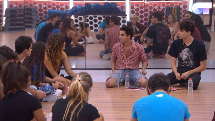 Los Javis siembran la emoción en su vuelta a la academia de Operación Triunfo