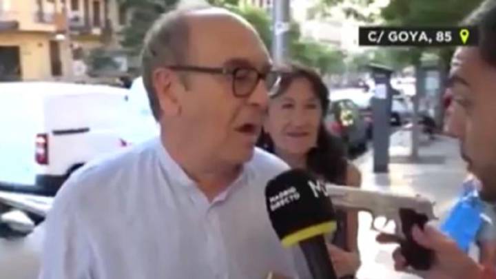 La inesperada respuesta de este hombre cuando un reportero se le acerca con una pistola de juguete