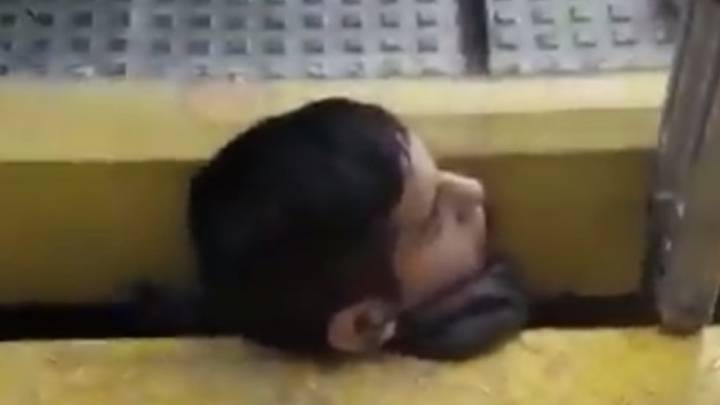 El complicado rescate de un chico que quedó con la cabeza atrapada entre metro y andén