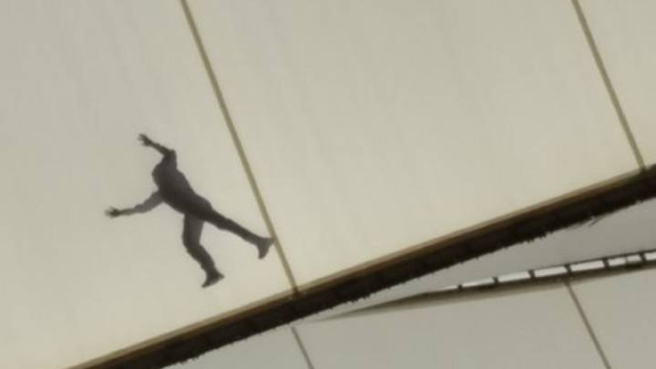 ¿Qué hacían varias personas en la cubierta del Metropolitano durante el Atlético-Betis?