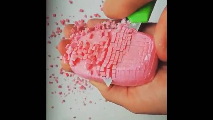 Cortar jabón es la nueva moda en Internet (y cuando veas los vídeos entenderás por qué)