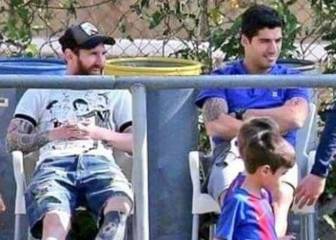 Una foto de Messi y Luis Suárez se hace viral como ejemplo para padres en el fútbol base