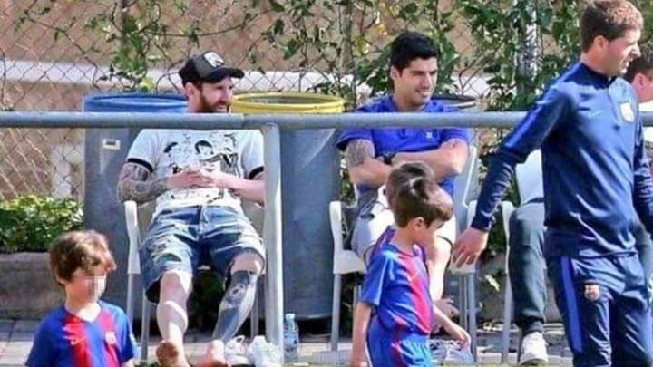 Messi y Luis Su¨¢rez presencian distendidamente un partido de f¨²tbol base en mayo de 2018.