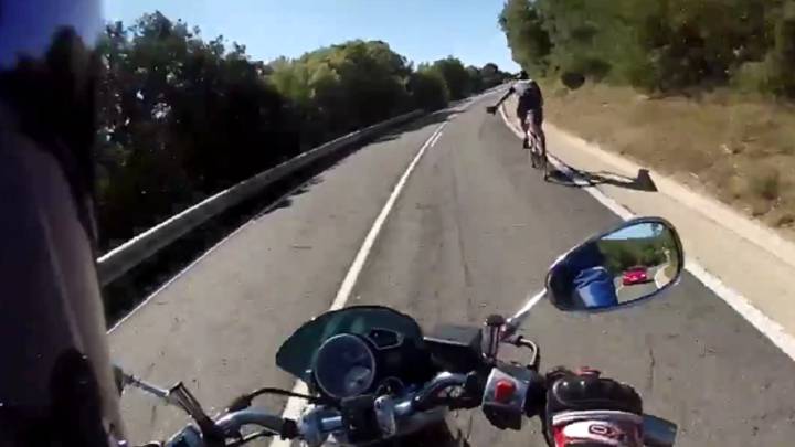 "Comunicación y respeto": la aplaudida maniobra entre un motorista y un ciclista