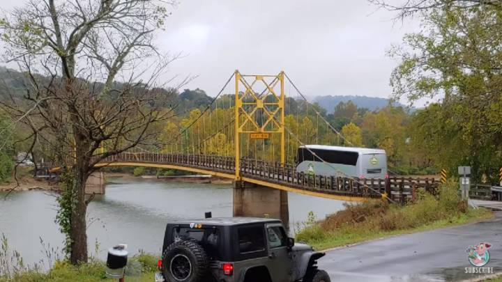 Este escalofriante vídeo muestra un autobús hundiendo un puente a su paso