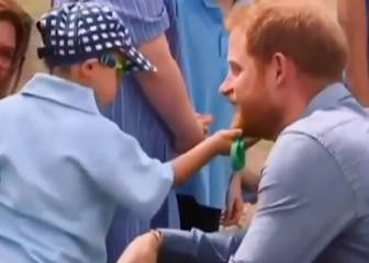Este niño se ha hecho famoso en Australia por su forma de saludar a los príncipes de Inglaterra
