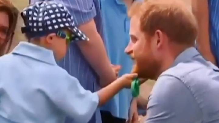 Este niño se ha hecho famoso en Australia por su forma de saludar a los príncipes de Inglaterra