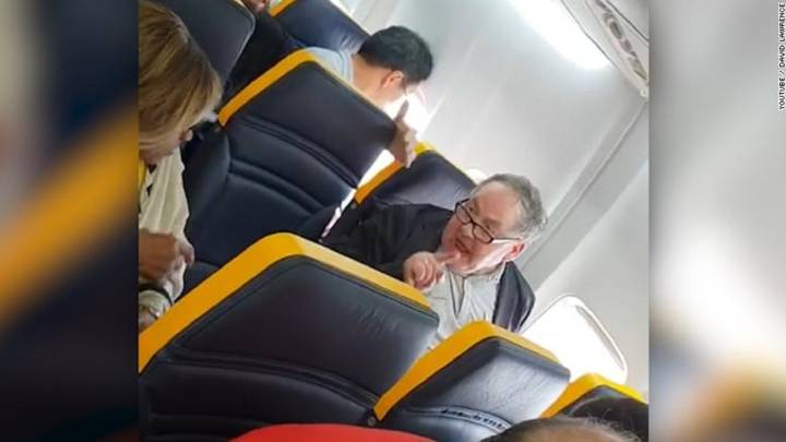 Escándalo racista en un vuelo de Ryanair que unía Barcelona y Londres