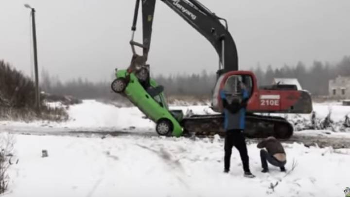Este vídeo ruso de un coche destrozado es tan bueno que tenía que ser falso