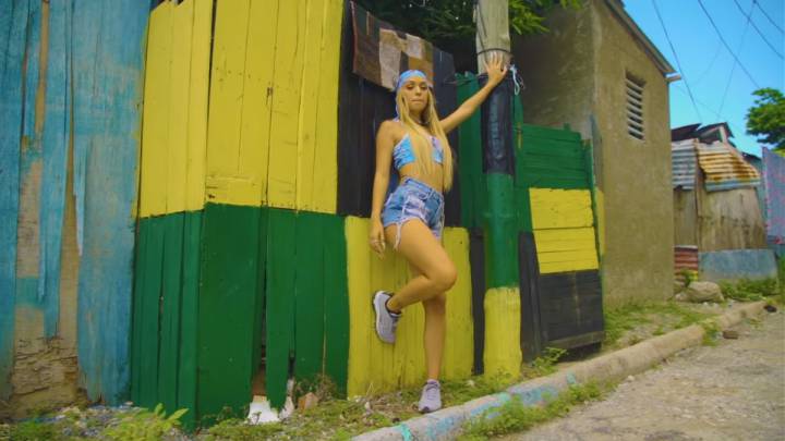 Bad Gyal nos enseña a mover el culo desde Jamaica con su último videoclip