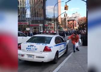 El divertido karaoke improvisado de un policía