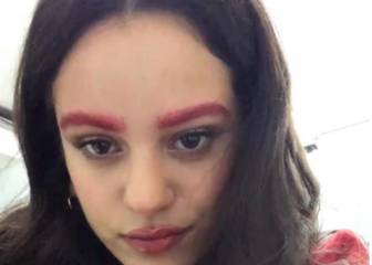 Rosalía se tiñe las cejas de rojo, la última extravagancia que sorprende a sus fans
