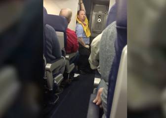 Este auxiliar de vuelo tiene una curiosa manera de dar las instrucciones de seguridad