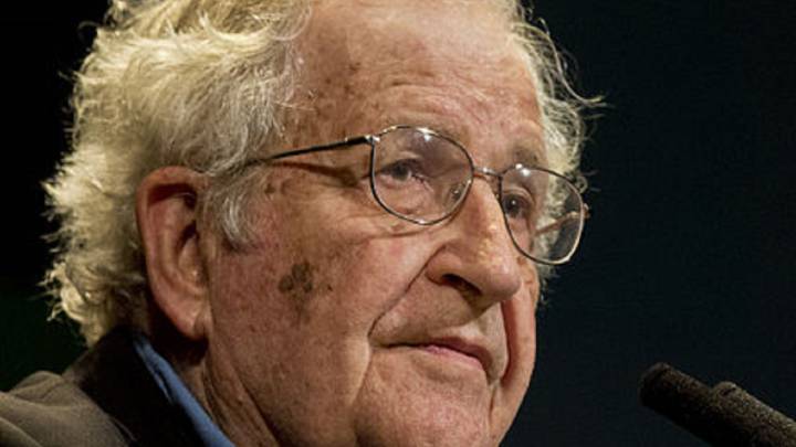 9 frases por las que recordamos a Noam Chomsky en su 90 cumpleaños