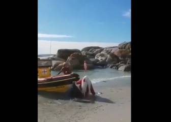 La llegada de Papá Noel a una playa se hace viral... Por una desafortunada caída