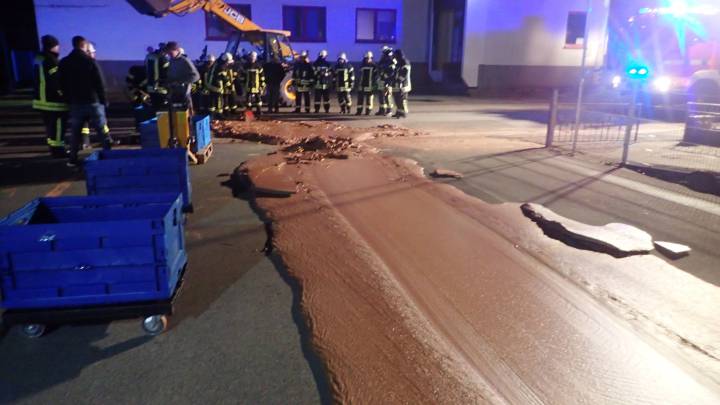 Un accidente en Alemania provoca un río de Chocolate en plena calle