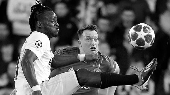 Las botas de Batshuayi nos descubren que las caras de Phil Jones dan para meme