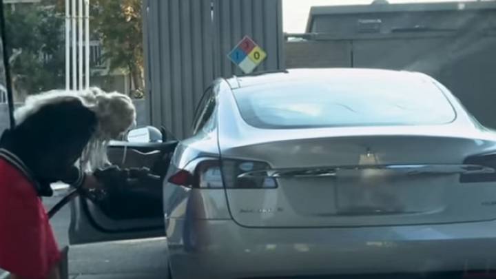 Esta chica intentó poner gasolina en un Tesla varias veces: lógicamente, ahora es viral